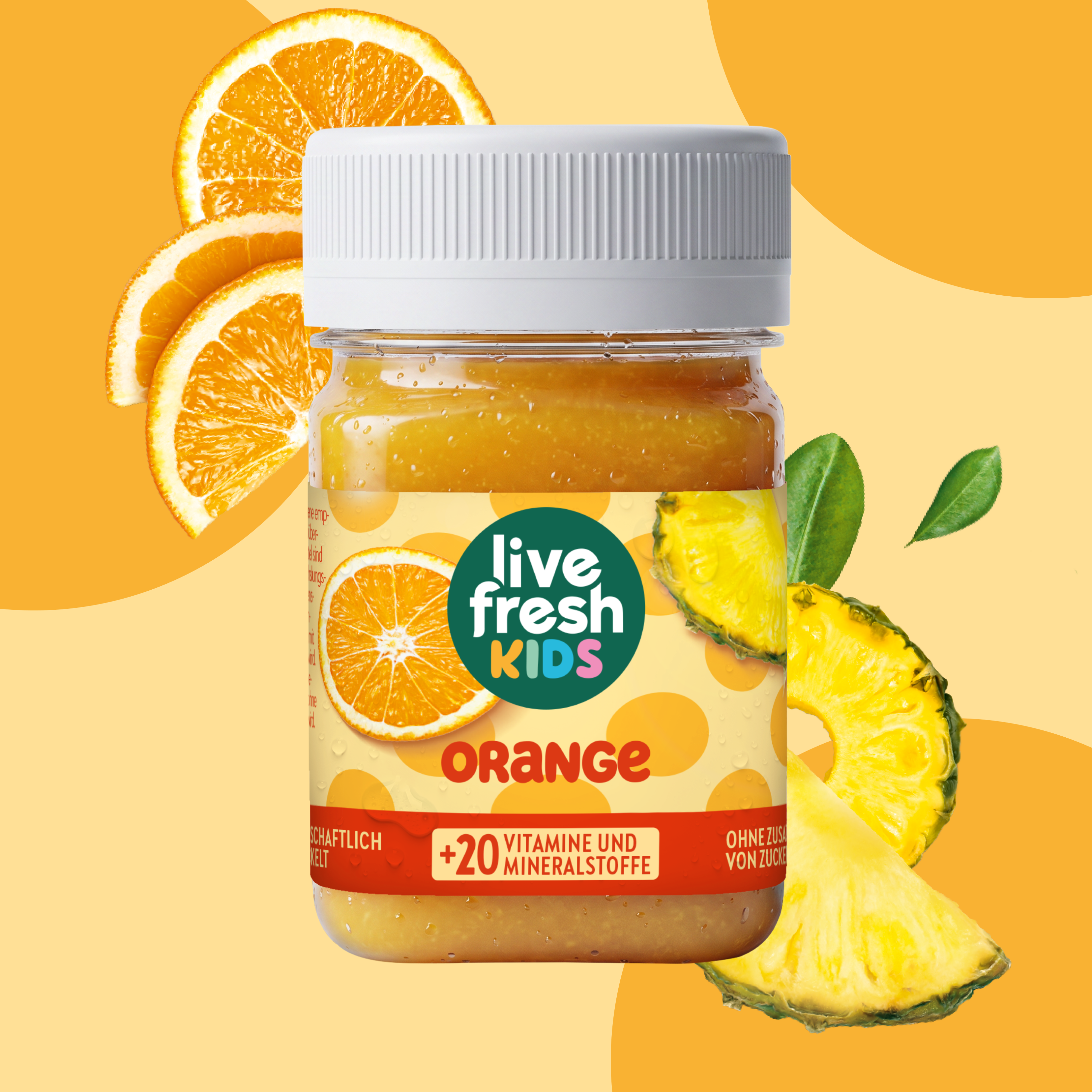 LiveFresh Kids Orange im Glas vor orangefarbenem Hintergrund mit frischen Orangenscheiben und Ananasstücken. Auf dem Etikett steht "live fresh KIDS". "ORANGE" und "+20 VITAMINE UND MINERALSTOFFE".